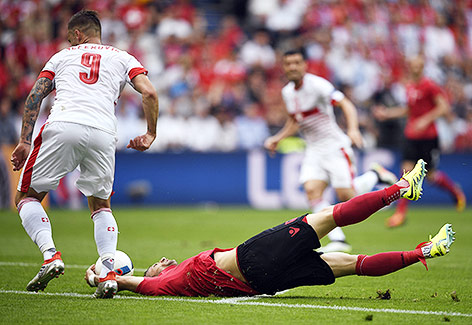 © APA/AFP/Martin bureau Lorik Cana (ALB) am Boden