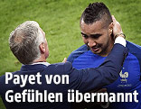 Dimitri Payet (FRA) mit Teamchef Didier Deschamps (FRA)