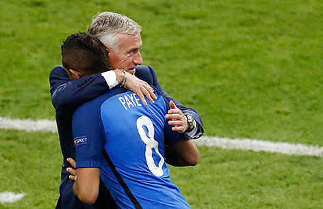 © APA/AP/Michael Sohn Dimitri Payet (FRA) mit Teamchef Didier Deschamps (FRA)