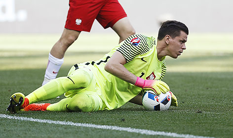 © Reuters/Yves Herman Polens Goalie Wojciech Szczesny