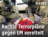 Ukrainische Polizisten nehmen einen Mann fest