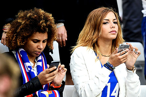 © APA/AFP/Franck Fife Die Frau von Blaise Matuidi, Isabelle Matuidi schaut auf ihr Smartphone