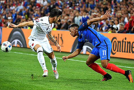 © APA/AFP/Boris Horvat Anthony Martial (FRA) gegen Elseid Hysaj (ALB)