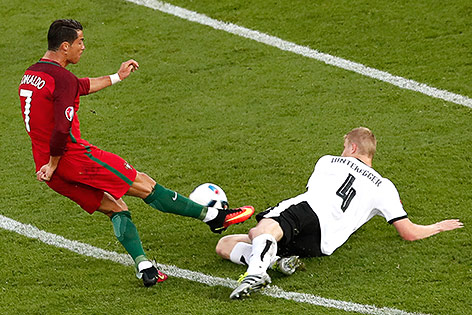 © APA/AP/Francois Mori Cristiano Ronaldo (POR) und Martin Hinteregger (AUT)