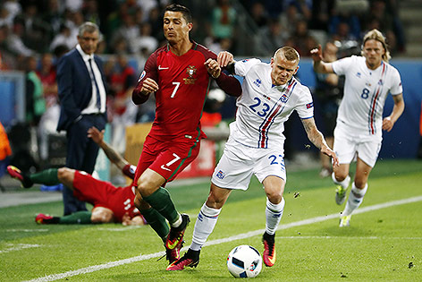 © APA/AFP/Odd Andersen Cristiano Ronaldo (POR) und Ari Skulason (ISL)