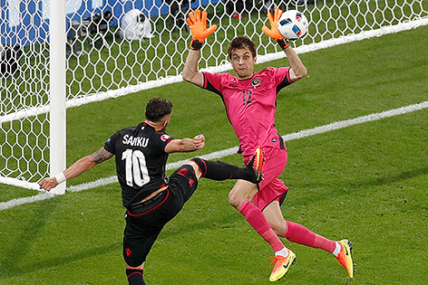 © APA/AP/Michael Sohn Armando Sadiku (Albanien) trifft
