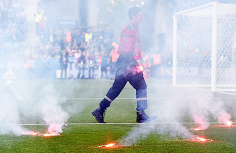 © APA/AFP/Joe Klamar Böller auf Spielfeld