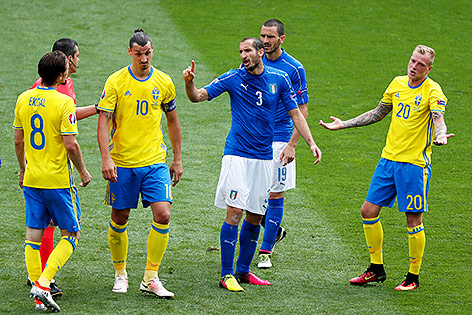 Giorgio Chiellini umringt von Schweden