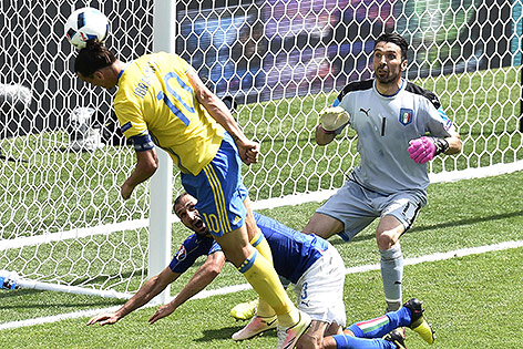 Zlatan Ibrahimovic (SWE) gegen Giorgio Chiellini und Gianluigi Buffon (ITA)