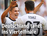 Mario Gomez und Julian Draxler (GER) jubeln