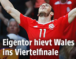 Gareth Bale (Wales) jubelt im Hintergrund, entt&auml;uschte nordirische Spieler im Vordergrund