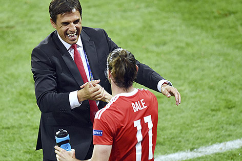 © APA/AFP/Pascal Pavani Wales-Coach Chris Coleman gratuliert Gareth Bale