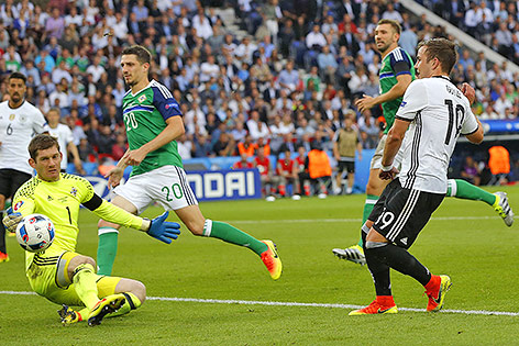© APA/AFP/Odd Anderson Mario Goetze (GER) und Michael McGovern (NIR)