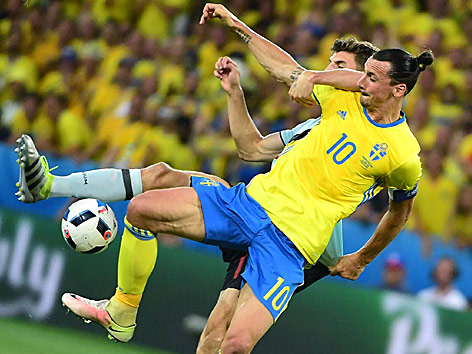 © APA/AFP/Emmanuel Dunand Zlatan Ibrahimovic (Schweden) und Thomas Meunier (Belgien)