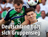 Jonny Evans (NIR) im Kopfballduell mit Mario Gomez (GER)