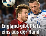 Eric Dier (England) und Jan Durica (Slowakei)