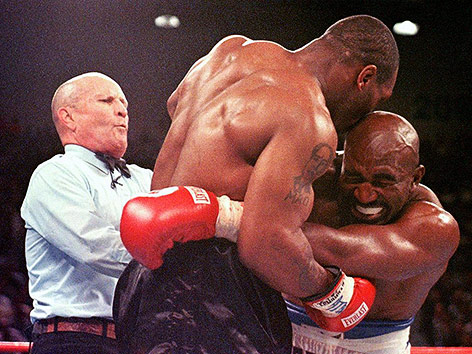 © APA/AFP/picturedesk.com/Jeff Haynes Mike Tyson beißt Evander Holyfields Ohr ab