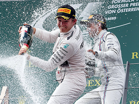 © GEPA/Hans Oberlaender Nico Rosberg mit Champagnerflasche