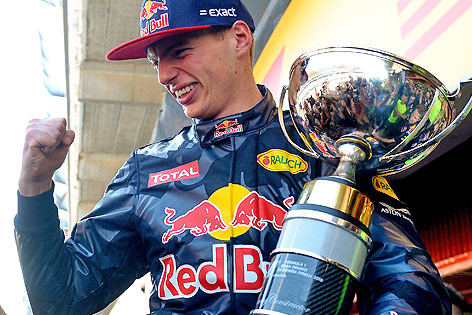 © APA/AFP/Josep Lago Ein jubelnder Max Verstappen mit Pokal
