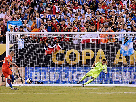 Francisco Silva (Chile) beim Torschuss
