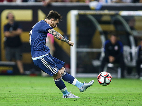 Lionel Messi schießt bei Freistoß ein Tor gegen USA