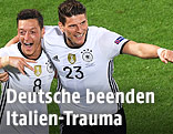 Jubel der deutschen Teamspieler Mesut &Ouml;zil und Mario Gomez