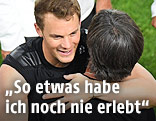 DFB-Torwart Manuel Neuer umarmt Trainer Joachim L&ouml;w