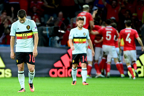© APA/AFP/Emmanuel Dunand Enttäuschte belgische Spieler und jubelnde Waliser