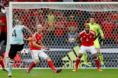 © APA/AP/Frank Augstein Radja Nainggolan (Belgien) schießt ein Tor gegen Wales