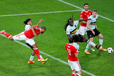 © APA/AP/Michael Sohn Ashley Williams (Wales) schießt ein Kopfballtor gegen Belgien