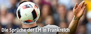 Deutschlands Lukas Podolskis Kopf wird von einem Fußball verdeckt