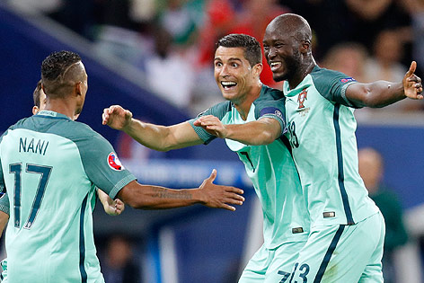 © Reuters/Darren Staples Cristiano Ronaldo (Portugal) jubelt mit seinen Teamkollegen