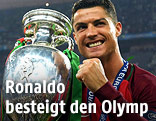 Cristiano Ronaldo mit Pokal