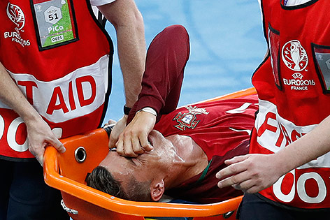 © APA/AP/Michael Sohn Ronaldo wird verletzt vom Feld getragen