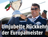 Christiano Ronaldo (POR) mit dem EM-Pokal