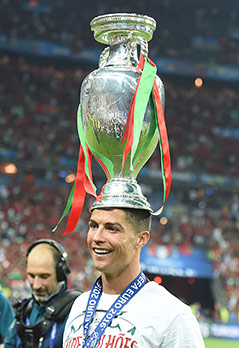 Christiano Ronaldo (POR) mit dem EM-Pokal