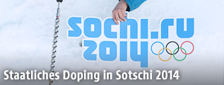 Schild wird in Sotschi angebracht