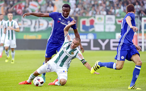 © APA/Hans Punz Jon Obi Mikel (Chelsea) und Steffen Hofmann (Rapid)