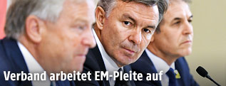 Pr&auml;sident Leo Windtner, Sportdirektor Willi Ruttensteiner und Teamchef Marcel Koller