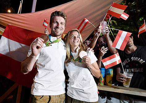 © APA/Hans Klaus Techt Die Olympia-Bronzemedaillen-Gewinner im Segeln Thomas Zajac und Tanja Frank bei der Medaillenfeier im Österreich-Haus in Rio de Janeiro