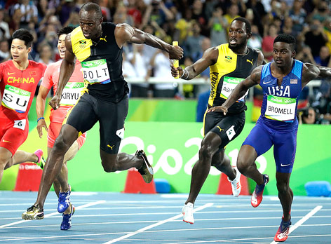 © APA/AP/Matt Dunham Nickel Ashmeade übergibt den Stab an Usain Bolt
