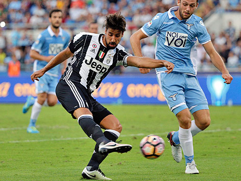 © Reuters/Max Rossi Torschuss von Sami Khedira (Juventus) gegen Lazio Rom