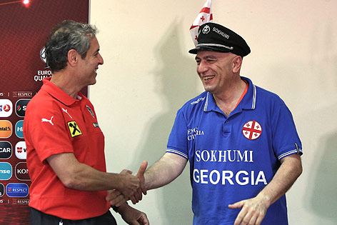 ÖFB-Teamchef Marcel Koller mit georgischem Journalisten im georgischen Nationalteamdress