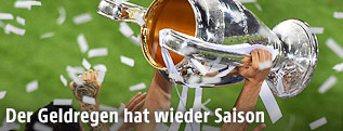 Champions-League-Pokal wird in die Luft gestemmt