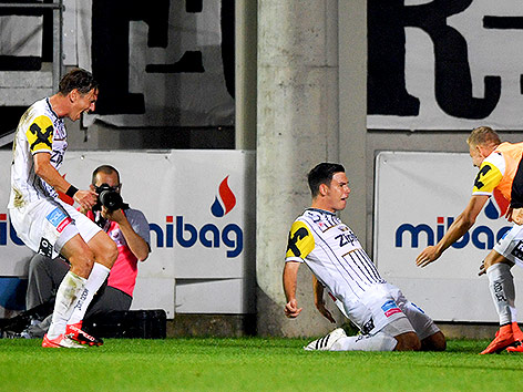 Rene Gartler und Peter Michorl (LASK) jubeln