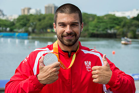 Kanute Markus Swoboda mit seiner Silbermedaille