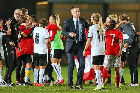 Coach Dominik Thalhammer mit den Spielerinnen