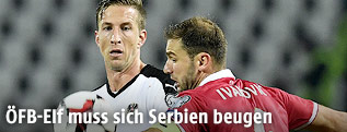 Marc Janko (AUT) und Branislav Ivanovic (SRB)
