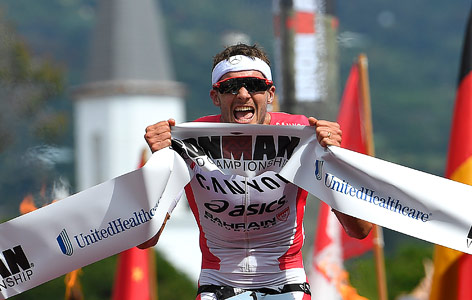 © APA/AP/Mark J. Terrill Jan Frodeno jubelt über seinen Sieg beim Ironman in Hawaii