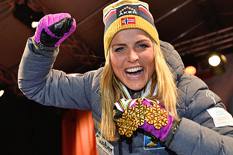 Die norwegische Langläuferin Therese Johaug mit WM-Goldmedaillen